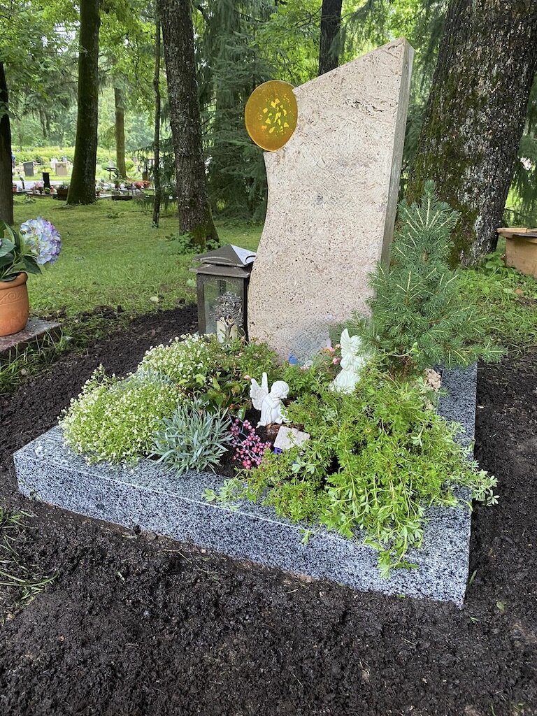 Was kostet ein Grabstein mit Einfassung? I Messerschmidt